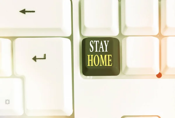 Escritura a mano conceptual que muestra Stay Home. Exhibición de fotos de negocios no salir para una actividad y permanecer dentro de la casa o el hogar Teclado de color clave con accesorios dispuestos en el espacio de copia. — Foto de Stock