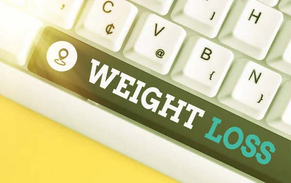 Word writing text Weight Loss. Geschäftskonzept zur Verringerung der gesamten Körpermasse durch mittleren Flüssigkeitsverlust Verschiedene farbige Tastatur-Tasten mit Zubehör auf leerem Kopierraum angeordnet. — Stockfoto