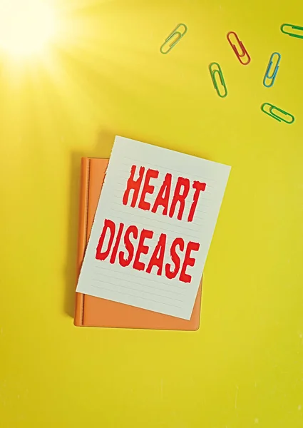 Text sign showing Heart Disease. Conceptual photo A type of disease that affects the heart or blood vessels Paper clips with blank papers for text messages. — Stock Photo, Image