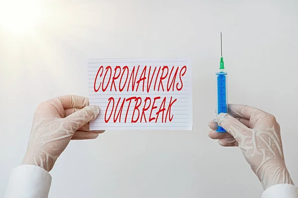 Слова, пишущие текст Coronavirus Outbreak. Бизнес-концепция инфекционных заболеваний, вызванных недавно обнаруженным образцом крови COVID19 Лабораторный анализ крови, показанный для результата медицинского диагностического анализа. — стоковое фото