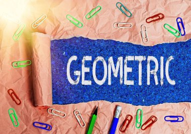 Metin işareti Geometriği gösteriyor. Tasarımlarda düz ya da eğri çizgiler kullanan kavramsal fotoğraf ve daha fazlası. Tahta bir klasik masa arkaplanının üzerine yerleştirilmiş parçalanmış karton..