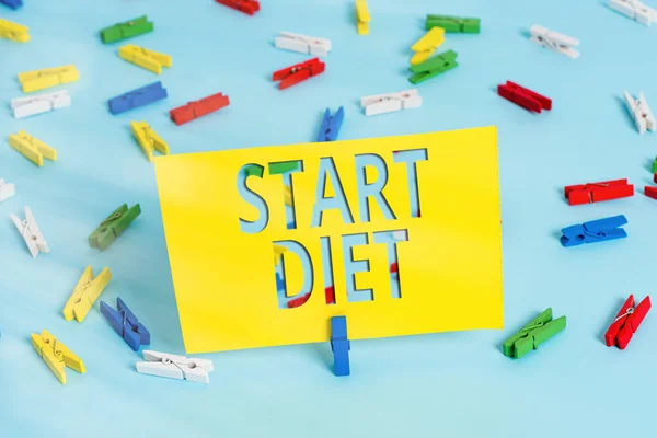 Textskylt som visar Start Diet. Konceptuell bild praxis att äta mat på ett reglerat och övervakat sätt Färgade klädnypor tom påminnelse blå golv bakgrund kontor pin. — Stockfoto