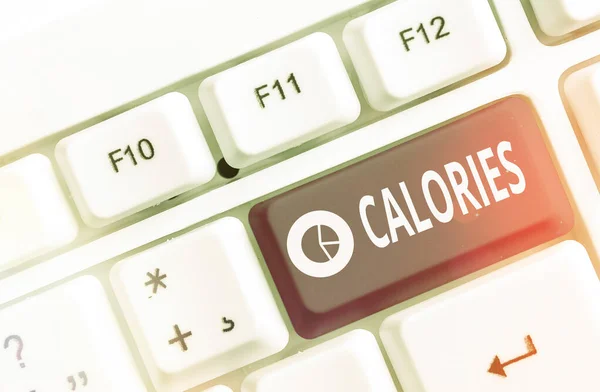 Kalorileri gösteren mesaj işareti. Kavramsal fotoğraf. Bir büyük kalori enerjisine sahip yiyecek miktarı. Farklı renkte klavye anahtarı ve aksesuarlar boş fotokopi alanına yerleştirilmiş.. — Stok fotoğraf