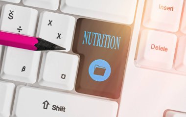 Beslenme belirtileri gösteriyor. Konsept fotoğraf eylemi ya da besin maddeleri tarafından beslenme süreci ya da boş kopya alanı üzerine aksesuarları düzenlenmiş farklı renkli klavye anahtarı.