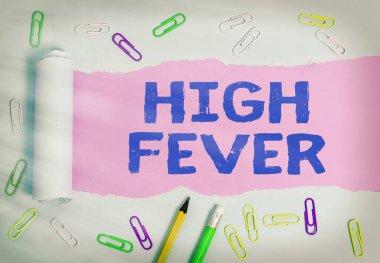 SMS işareti yüksek ateşi gösteriyor. Vücut sıcaklığının normalden daha yüksek olduğu kavramsal fotomedikal durum. Yırtılmış karton, ahşap bir masa arkaplanının üzerine yerleştirilmiş..