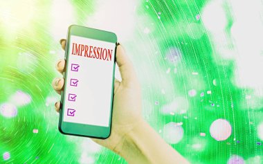 El yazısı metni yazma izlenimi. Bir şey hakkında fikir sahibi olmak demek, özellikle de bilinçli düşünce olmadan. Renkli arkaplan altında beyaz ekran ekranı olan modern cihazlar..