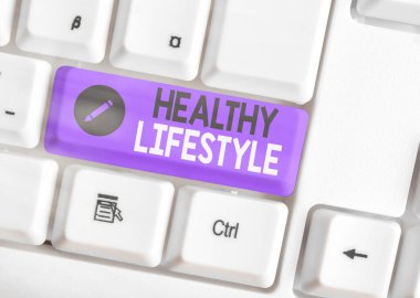 Sağlıklı Yaşam Tarzını gösteren metin işareti. Ciddi şekilde hasta olma riskini azaltan kavramsal fotoğraf yaşam biçimi boş kopya alanına yerleştirilmiş aksesuarlarla farklı renkte klavye anahtarı.