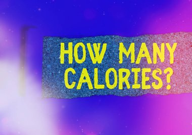 Kaç Kalori Sorusu 'nu gösteren bir not yazıyorum. İş fotoğrafı gösterimi, vücudumuzun ondan ne kadar enerji alabileceğini soruyor. Yırtılmış karton, ahşap klasik bir masanın üstünde..