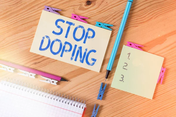 Scrittura concettuale a mano che mostra Stop Doping. Business photo vetrina smettere l'uso di vietati farmaci prestazioni atletichemigliorare colorati carta spiegazzata pavimento in legno molletta. — Foto Stock