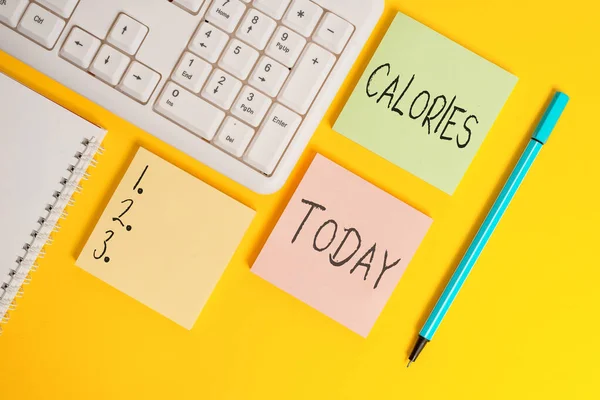 Escritura manual conceptual que muestra calorías. Foto de negocios mostrando una cantidad de comida que tiene un valor de la energía de una gran caloría Papeles vacíos con espacio de copia en la mesa de fondo amarillo . —  Fotos de Stock