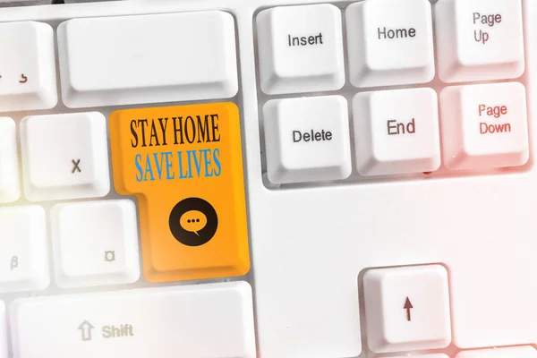 Notiz mit der Aufschrift Stay Home Save Life. Geschäftsfotos, die die Anzahl der infizierten Patienten verringern, indem sie das Haus nicht verlassen Farbige Tastatur-Taste mit Zubehör auf leerem Kopierraum angeordnet. — Stockfoto