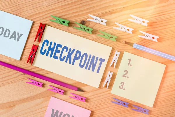 Scrivere testi Word Checkpoint. Business concept per l'ingresso presidiato, dove i viaggiatori sono soggetti a controlli di sicurezza Carte colorate molletta vuoto promemoria pavimento in legno fondo ufficio. — Foto Stock