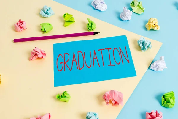 卒業を示すメモを書く。学位または卒業証書の授与または受諾を示すビジネス写真色の砕けた紙空のリマインダ青黄色の布ピン. — ストック写真