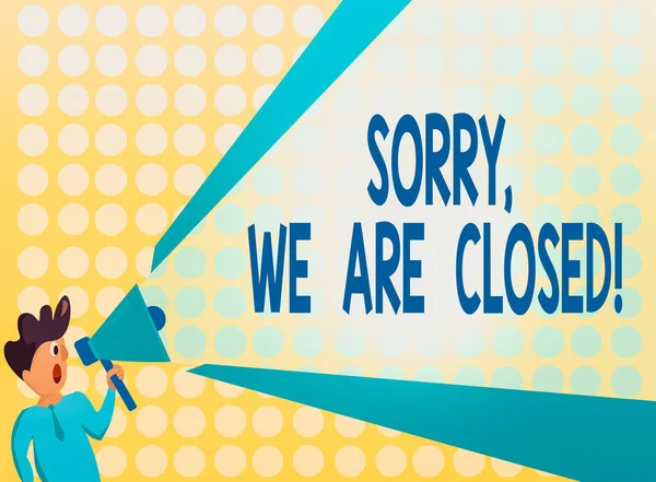 Texto de escritura Lo sentimos, estamos cerrados. Concepto que significa pedir disculpas por cerrar el negocio para el tiempo específico Hombre de pie que habla con el megáfono de retención con el poder de lanzamiento de volumen extendido. — Foto de Stock