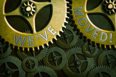 Taşındığımızı gösteren bir not yazıyorum. İş fotoğrafı gösterimi Bir konuttan başka bir konuta gitmek için Sistem Yöneticisi denetimi, dişli yapılandırma araçları kavramı.