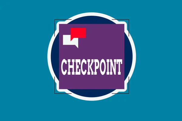 Signo de texto que muestra Checkpoint. Entrada tripulada con foto conceptual, donde los viajeros están sujetos a controles de seguridad Dos burbujas de habla vacía que se superponen en la forma cuadrada en blanco sobre un círculo. — Foto de Stock