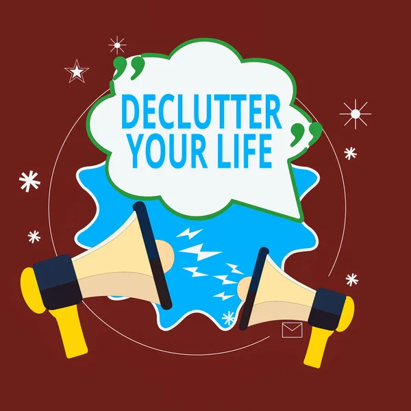 Texto de escritura de palabras Declutter Your Life. Concepto de negocio para eliminar cosas extrañas o información en la vida Burbuja de voz en blanco con cita Marcar dos megáfonos gritando y discutiendo. —  Fotos de Stock