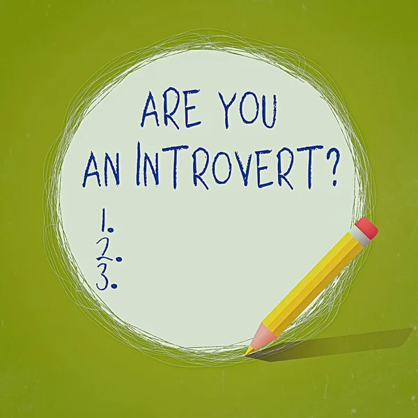 Tekst pisma: Are You An Introvertquestion. Koncepcja oznacza osobę, która ma tendencję do zwracania się do wewnątrz psychicznie Freehand Pisanie okrągłych linii za pomocą ołówka na White Solid Circle. — Zdjęcie stockowe