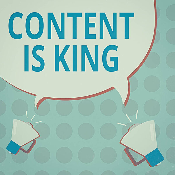 Концептуальный почерк, показывающий "Содержание короля". Текст деловой фотографии считает, что контент имеет центральное значение для успеха веб-сайта Blank Speech Bubble Tails указывая на различные Megaphone.