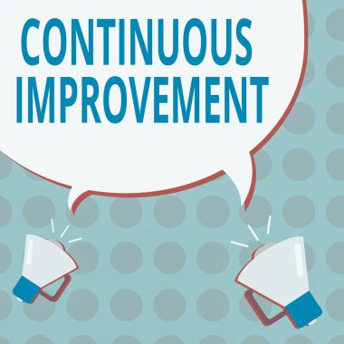 Devamlı gelişmeyi gösteren kavramsal el yazısı. Farklı Megafonlara işaret eden Boş Konuşma Kabarcıkları Ürün veya süreçleri geliştirmek için devam eden iş metni.