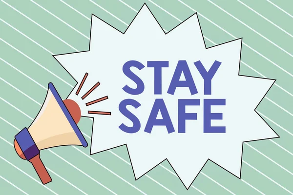 Stay Safe 'i gösteren bir not yazıyorum. İş fotoğrafı gösterimi tehlike, zarar ya da makaleleri saklamak için güvenli bir yer Ses Efekti simgesi ve Boş Jagged Çığlık Baloncuğu. — Stok fotoğraf