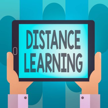 El yazısı Mesafe Öğrenme. Konsept, internet üzerinden yayınlanan eğitim dersleri anlamına gelir. Uzaktan Hu Analizi El Tutma Boş Ekran Tableti Akıllı Telefon Görüntü Birimi Fotoğrafı.