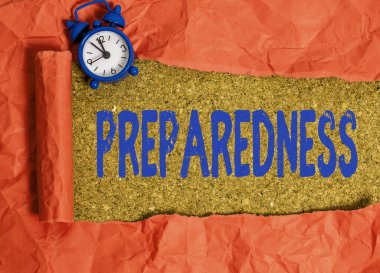 El yazısı metni hazırlığı. Konsept, beklenmeyen olaylar için hazırlanma durumu ya da kalite anlamına gelir. Yırtılmış karton rulo, klasik bir masa arkaplanının üzerine yerleştirilir..