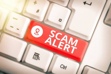 SMS işareti Scam Alarmını gösteriyor. Boş kopyalama alanına aksesuarları yerleştirilmiş farklı renkli klavye tuşuna sahip bir kelepir kelepçe olasılığını iddia eden kavramsal fotoğraf.