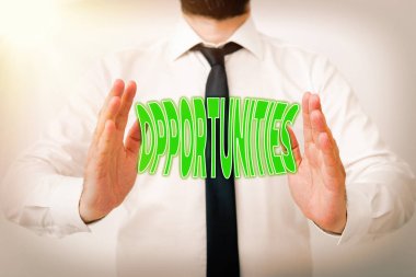 Fırsatları gösteren bir not yazıyorum. İş fotoğraflarında ilerleme için iyi bir şans, elverişli durum modeli ve el işareti ile seyrüsefer ilerlemesini simgeliyor..