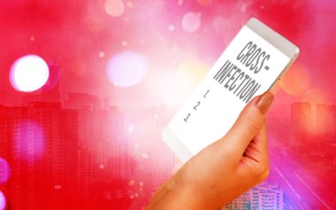 Metin Çapraz Enfeksiyon. Farklı türler arasında bulaşıcı mikroorganizmalar için iş konsepti. Renkli bokeh arkaplan altında beyaz ekranlı modern cihazlar..