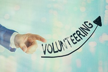 Gönüllü olduğunu gösteren bir not yazıyorum. İş fotoğraflarında, gönüllü olarak dijital ok başı eğrisi oluşturma isteğini ifade eden ve büyüme kavramını temsil eden bir kişi görülüyor..