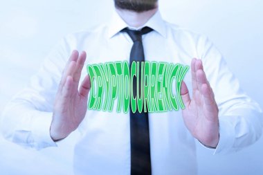 Kripto para birimini gösteren bir not yazıyorum. Dijital olarak var olan para biriminin iş fotoğrafı görüntüleme biçimi, elle işaret ederek yön bulma ilerlemesini sembolize eden merkezi bir modeline sahip değildir..