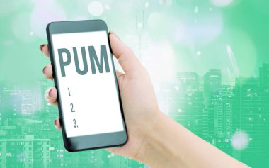 Pum 'u gösteren bir not yazıyorum. Meşru uygulamalarla gerçekleştirilebilecek istenmeyen değişiklikleri gösteren iş fotoğrafı renkli arka plan altında modern cihazlar beyaz ekran.