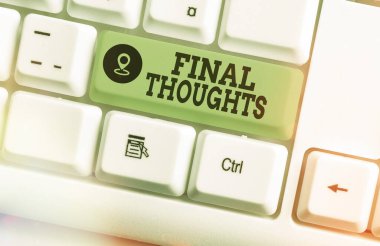 Son Düşünceleri gösteren metin işareti. Sonuç içerisindeki kavramsal fotoğraf ya da son birkaç cümle boş kopyalama alanına aksesuarları yerleştirilmiş farklı renkli klavye anahtarı.