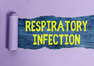 Solunum Enfeksiyonunu gösteren bir not yazıyorum. İş fotoğraflarında, normal solunumunu doğrudan etkileyen bulaşıcı hastalıkları gösteriyor. Klasik ahşap bir masanın üzerinde yuvarlanmış yırtık bir karton..