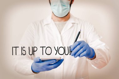 Mesaj işareti sana bağlı olduğunu gösteriyor. Kavramsal fotoğraf. Bireylere boş çıkartma aksesuarları içeren laboratuvar teknisyeninin kendileri olduğuna karar vermeleri gerektiğini söyler..