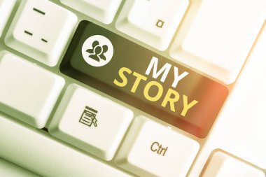 Hikayemi gösteren bir not yazıyorum. Hayatta birinin başına gelen olayları gösteren iş fotoğrafı. Boş kopya alanına aksesuarlar yerleştirilmiş renkli klavye anahtarı..