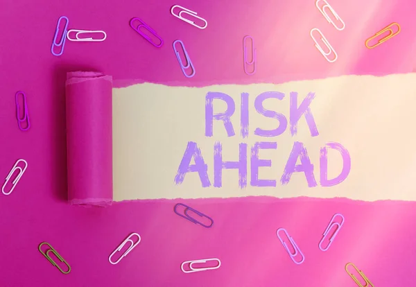 Konceptuell handstil som visar Risk Ahead. Affärsfoto text En sannolikhet eller hot om skada, skada, ansvar, förlust Rolled slet riven kartong ovanför ett trä klassiskt bord. — Stockfoto