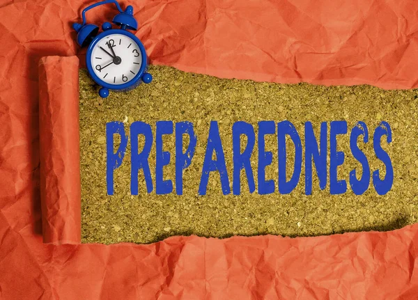 Texto de escritura a mano Preparación. Concepto que significa calidad o estado de preparación en caso de eventos inesperados Cartón desgarrado laminado colocado sobre un fondo de mesa clásico de madera. —  Fotos de Stock
