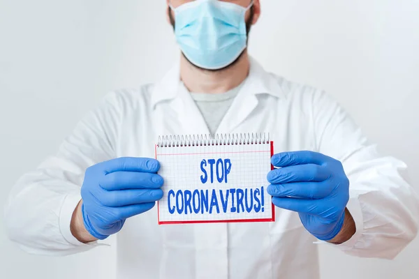 Skrivande text Stoppa Coronavirus. Begreppet mening Sjukdom medvetenhet kampanj kämpar för att minska COVID19 fall Laboratorietekniker Med tom klistermärke papperstillbehör Smartphone. — Stockfoto