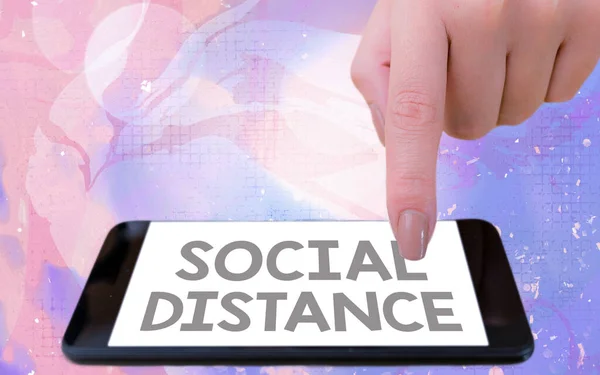 Texte écrit par mot Social Distance. Concept d'entreprise pour maintenir une distance physique à intervalle élevé pour la sécurité de la santé publique gadgets modernes avec écran blanc sous fond bokeh coloré. — Photo