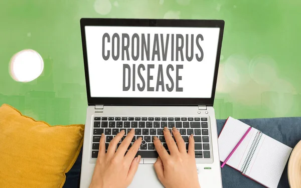 Texto de escritura de palabras Enfermedad por Coronavirus. Concepto de negocio definido como enfermedad causada por un nuevo virus SARSCoV2 Aparatos modernos con pantalla blanca bajo fondo bokeh colorido. —  Fotos de Stock