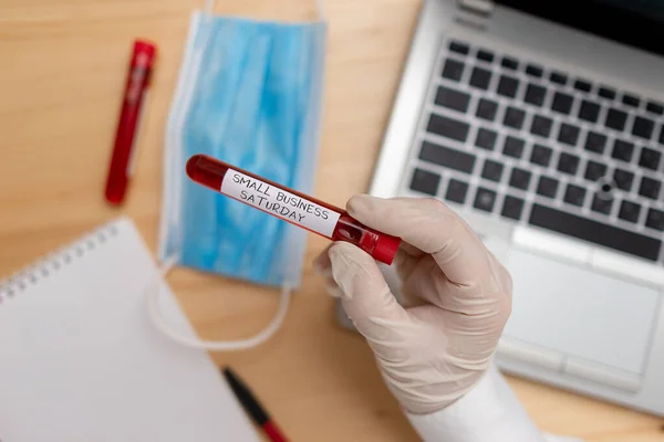 Escritura de texto a mano Pequeña Empresa Sábado. Concepto que significa vacaciones de compras estadounidenses celebradas durante el sábado Vial de muestra de sangre extraída con la última tecnología lista para su examen. —  Fotos de Stock