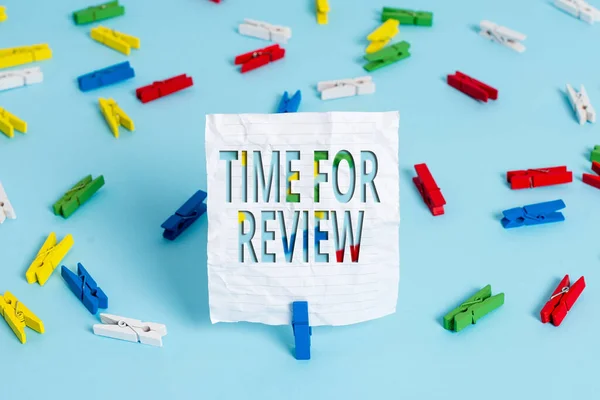 Scrivere una nota che mostra Time For Review. Business foto in mostra revisione di un sistema o di una situazione nel suo esame formale Carte colorate molletta vuoto promemoria blu pavimento officepin. — Foto Stock