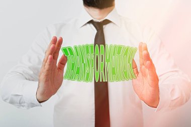 Dönüşümü gösteren not yazılıyor. İş fotoğrafı gösterme süreci, ya da el ile yön bulma sürecini sembolize ederek dönüşüm ya da dönüşüm modeli.