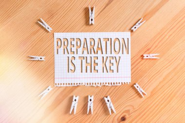 Hazırlığın anahtar olduğunu gösteren kavramsal el yazısı. İş fotoğraflarının gösterilmesi hataları azaltır ve etkinlikleri kısaltır Renkli buruşuk kağıtlar ahşap zemin çamaşır mandalı.