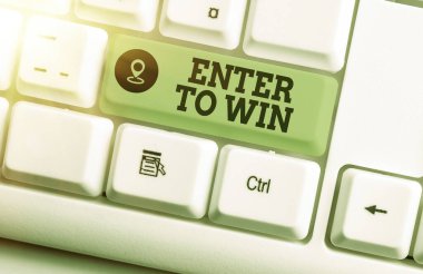 Enter To Win 'i gösteren metin işareti. Ödül ya da kazanma şansı için değer değiş tokuşu yapan kavramsal fotoğraf boş kopyalama alanına yerleştirilmiş aksesuarlarla farklı renkte klavye anahtarı.