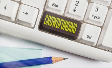 Kitle fonunu gösteren mesaj işareti. Katkıda bulunarak ihtiyaç duyulan finansmanı sağlayan kavramsal fotoğraf uygulaması boş kopya alanına aksesuarlar yerleştirilmiş farklı renkli klavye anahtarı.