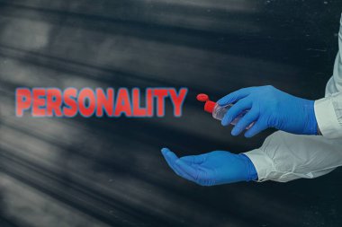 Kişiliği gösteren kavramsal el yazısı. İş fotoğrafı metni, tıbbi eldivenli çıkartma aksesuarlarını gösteren kişiye ilişkin durum ya da olgu.