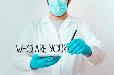 Mesaj işareti Kim olduğunu gösteriyor. Kavramsal fotoğraf birini yerel grubunuza ya da laboratuvar teknisyeninize katılmaya davet ediyor. Üzerinde boş etiket kağıdı aksesuarları ve akıllı telefon var..